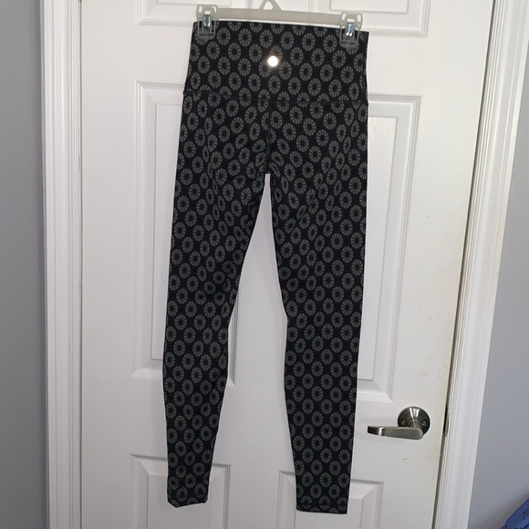 Lululemon black and grey patterned Leggings Sz 6 - Picture 3 of 5